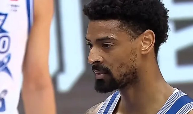 开云APP-青岛队记：进攻端被解放出来的米奇，再次成为获胜的功臣